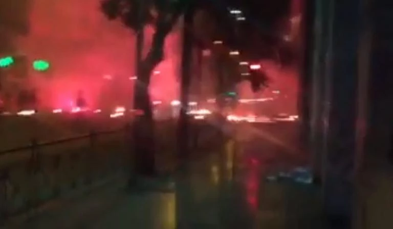 «Πόλεμος» : Φλέγεται η Κάνιγγος – Σκληρές μάχες μεταξύ οπαδών και αστυνομίας – Χημικά, κρότου λάμψης και μολότοφ – Βίντεο